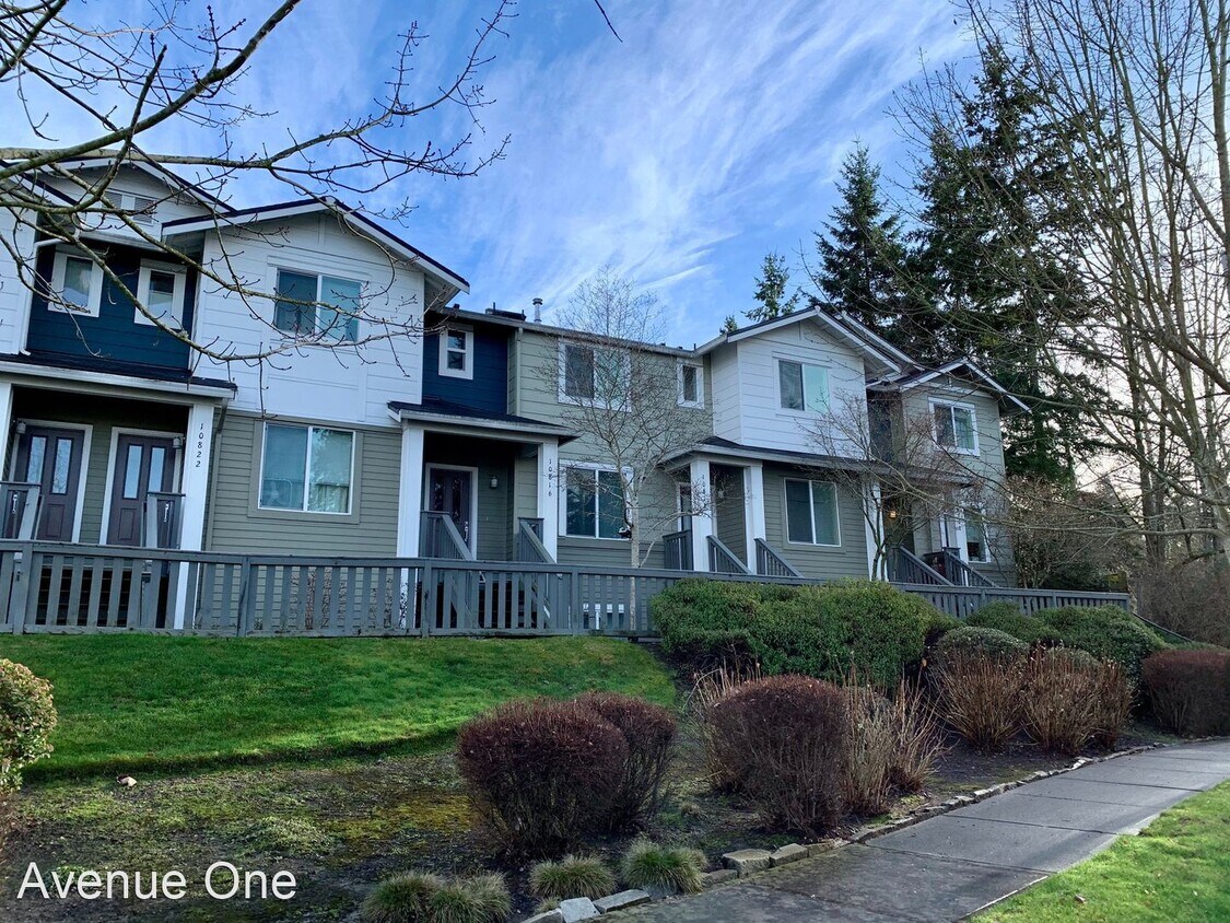 Foto principal - 2 br, 2.5 bath House - 10812 Slater Ave NE