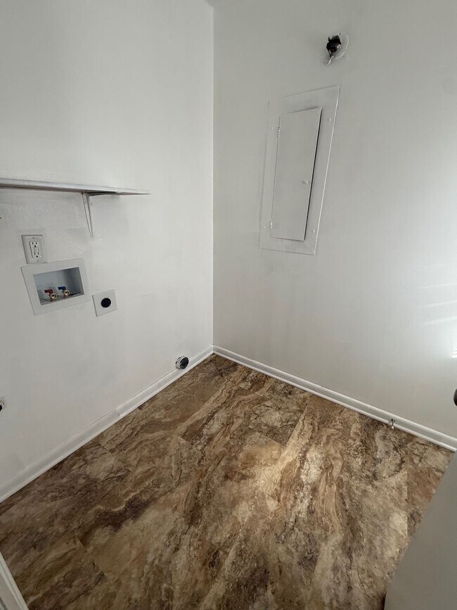 Building Photo - 104-104 N Birchwood Dr