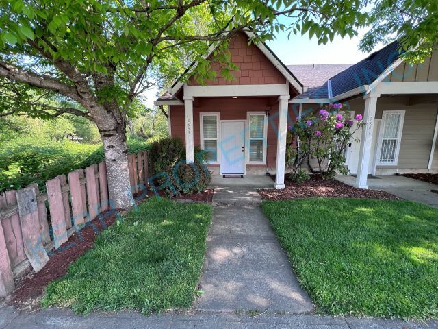 Foto principal - 2833 NE Division St