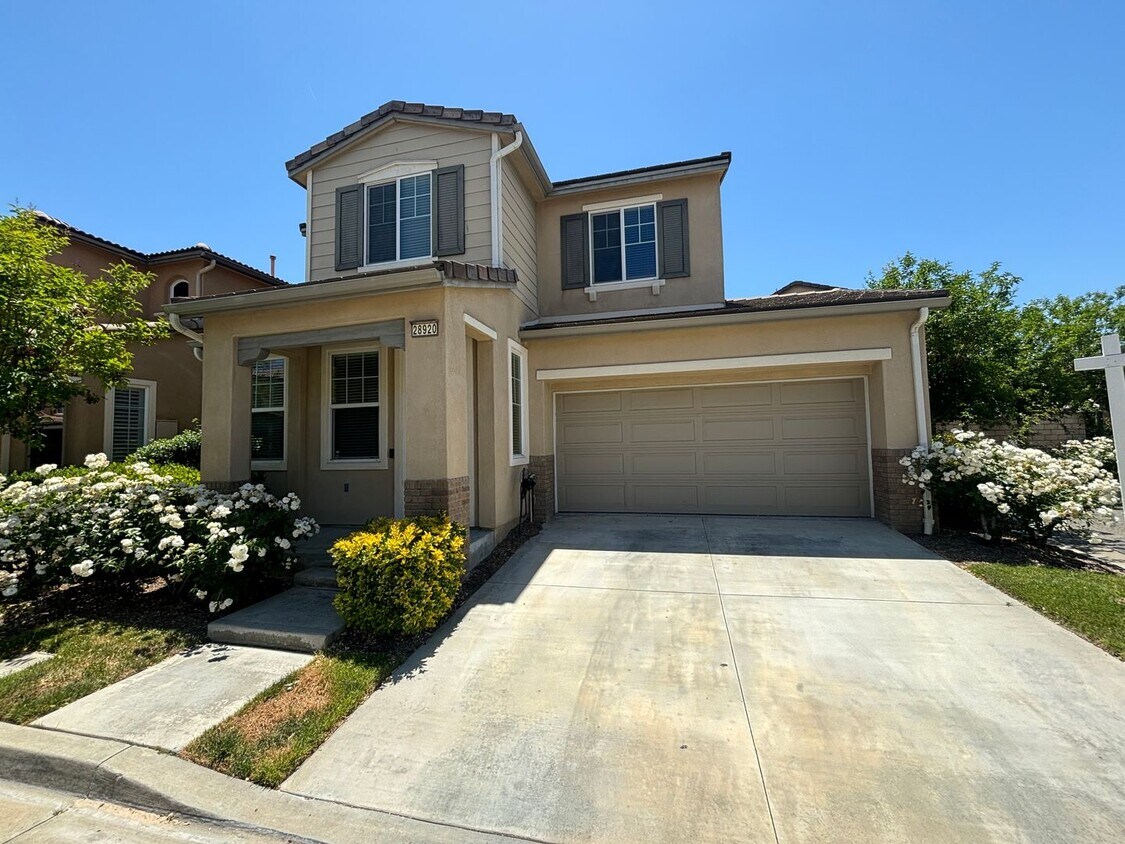 Primary Photo - Stunning 3-Bedroom Home with Resort-Style ...