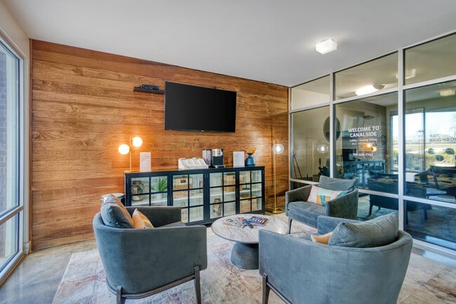 Building Photo - Canalside