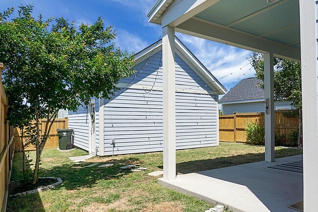 Building Photo - 337 Watergrass St