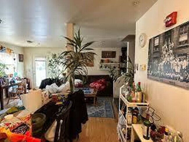 Foto del edificio - No Brokers Fee, No Security Deposit. Large...