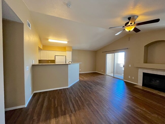 Building Photo - A beautifully Maintained 2-bedroom, 2-bath...