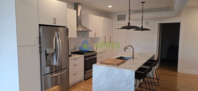 Foto del edificio - Spacious 2BR/2BA Condo with Fireplace, Balcony & In-Unit Laundry – Pittsburgh