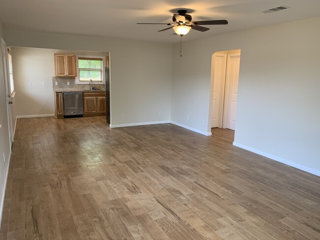 Building Photo - Gruene Duplex