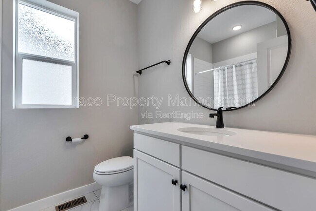 Foto del edificio - 4751 Ambrose Pl