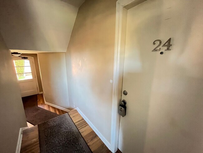 Photo - Beautiful 1Bd/ 1Ba Vintage Condo Located in Mt. Tabor! In Unit Laundry, Parking Space, storage un...