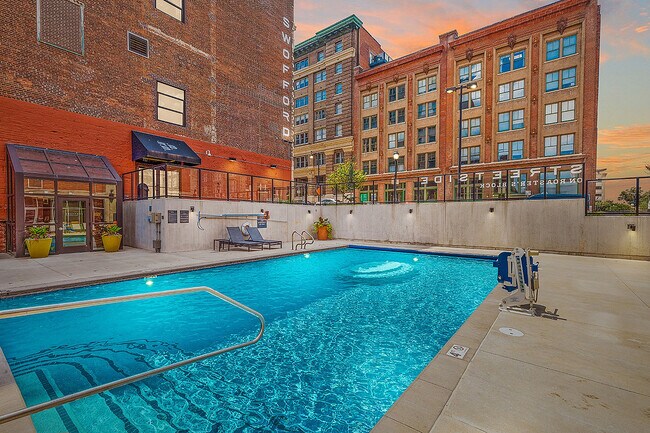 Piscina al anochecer - Roaster's Block