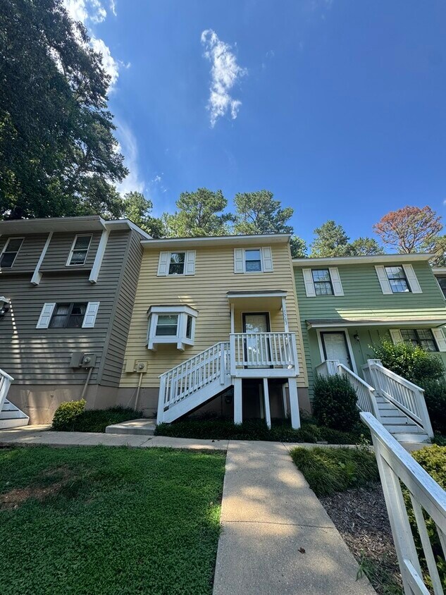 Foto principal - Beautiful 2 Bedroom 1.5 Bath Town Home! Ne...