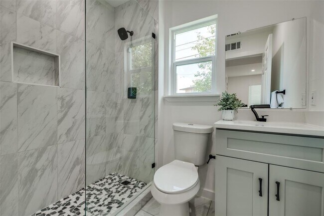 Building Photo - 1105 Clayton Ln