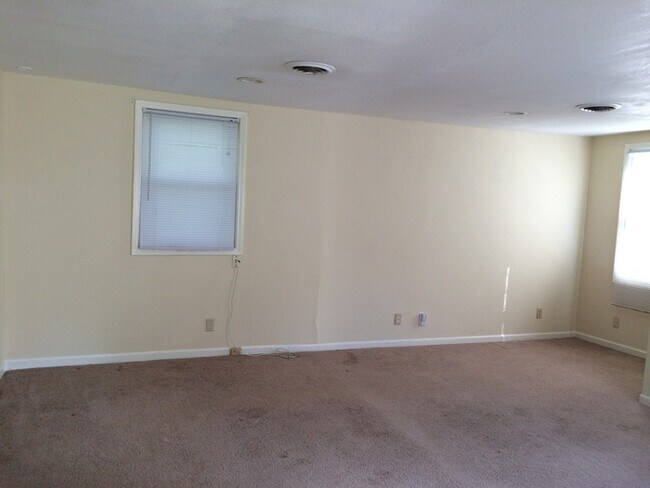 Building Photo - Cute 2 Bedroom 2 Bath by KU Med