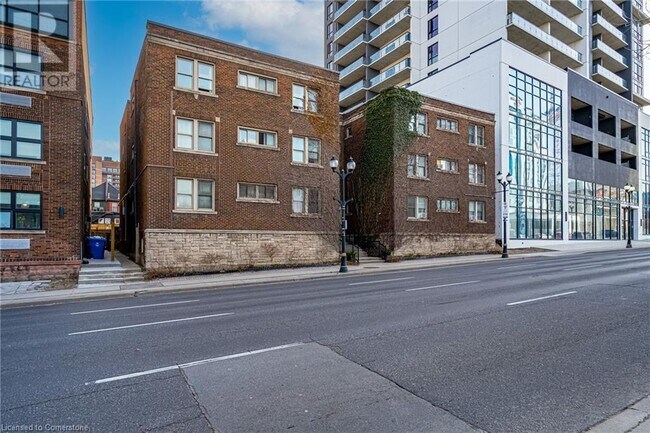 Building Photo - 285 King St W