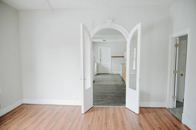 Foto del edificio - 2441 Templeton St