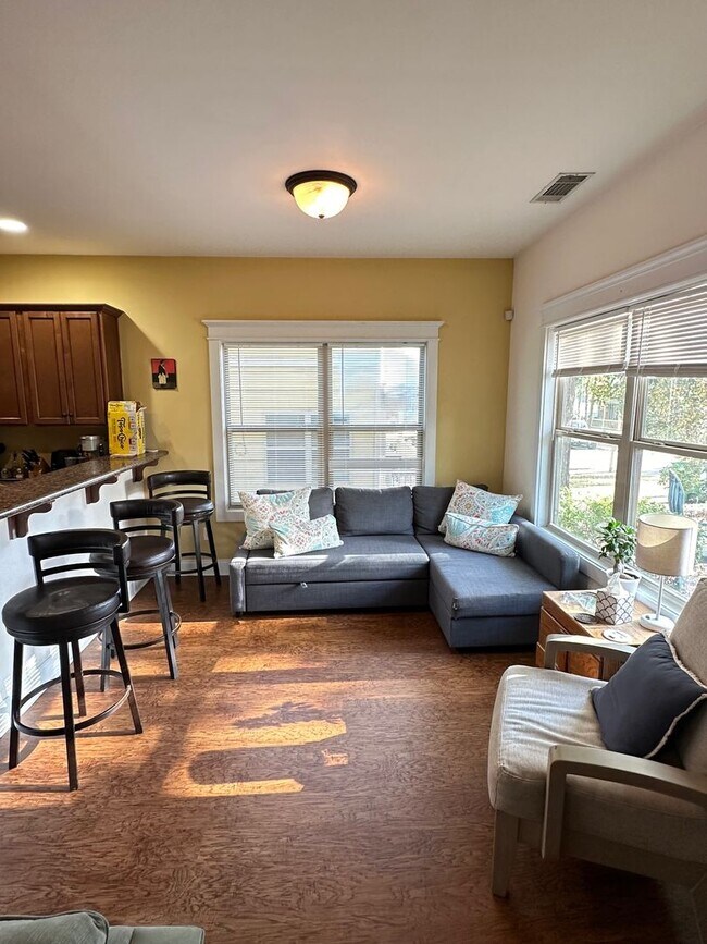 Building Photo - Four Bedroom Near Downtown Available for P...