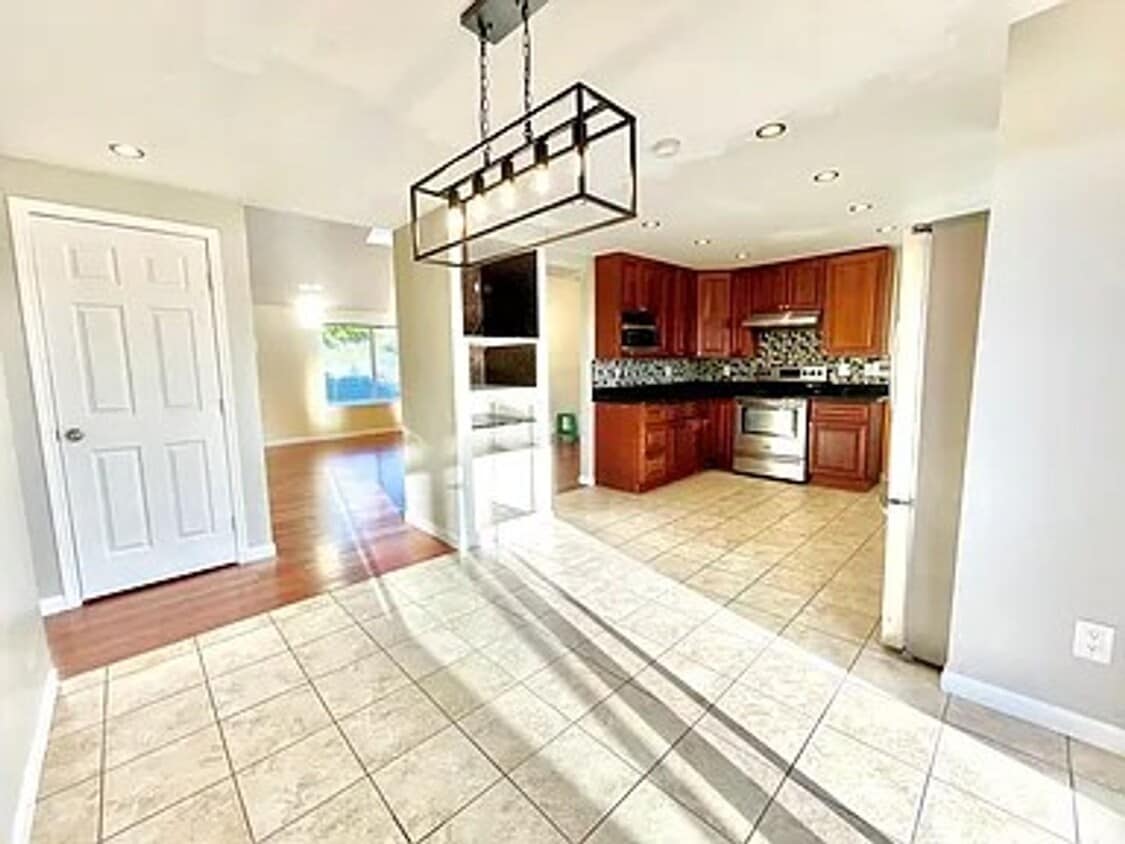 Building Photo - Beautiful 3bed/2bath home on N. Juniper St.