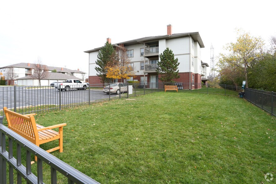 The Woodlake Apartments Rentals Gurnee, IL