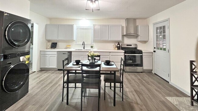 Building Photo - Charming in Bay City! You will be impresse...