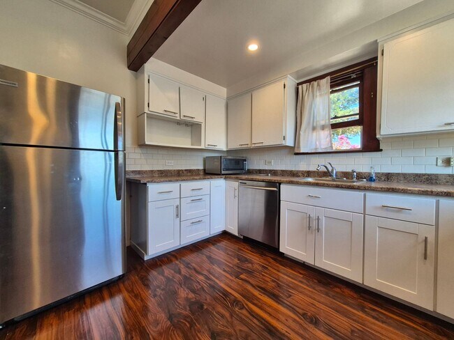 Foto del edificio - Spacious Duplex with EV Charger and Yard