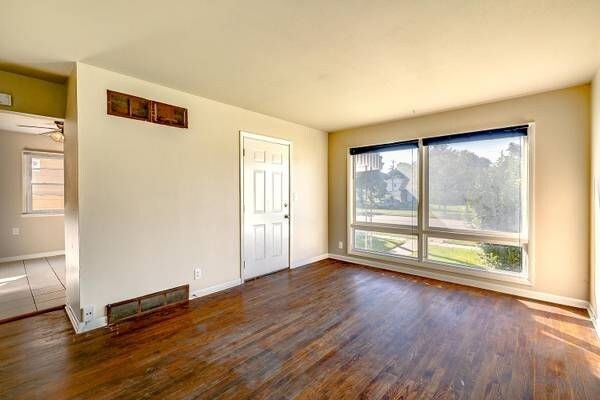 Building Photo - 3 BEDROOM Lower in Duplex