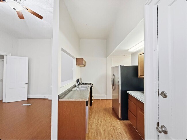 Photo - 122 E University Ave Apartment