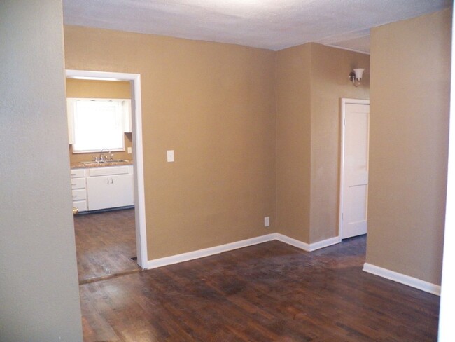 Building Photo - 3 bedroom, 2 bathroom, 1 car garage with f...