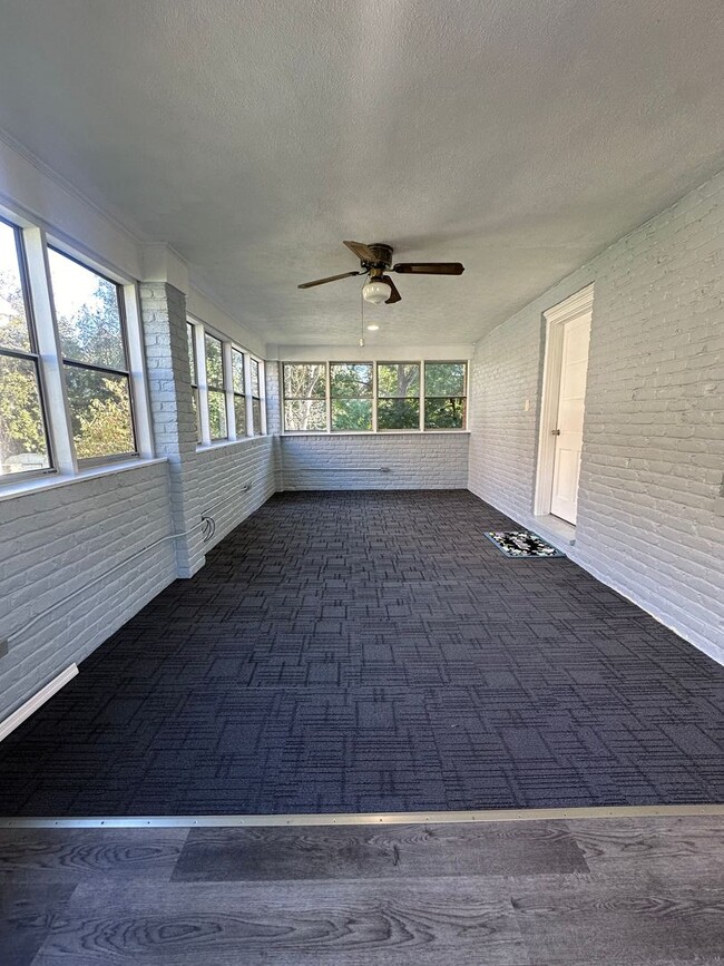 Building Photo - Spacious brick house in Lynchburg! Move in...