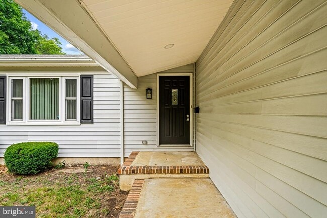 Building Photo - 1150 Garrison Rd