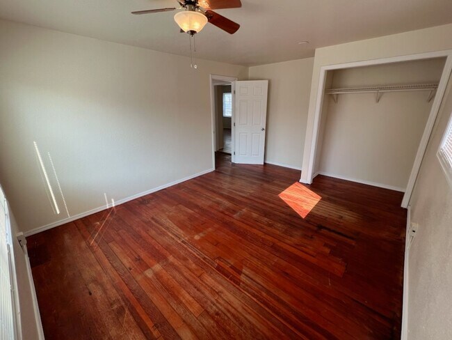 Foto del edificio - Spacious 3 bed, 1 bath, a/c, d/w and bonus...