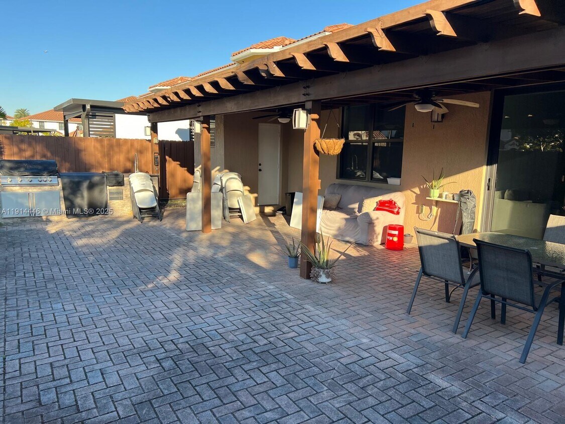 Foto del edificio - 9816 NW 10 Terrace