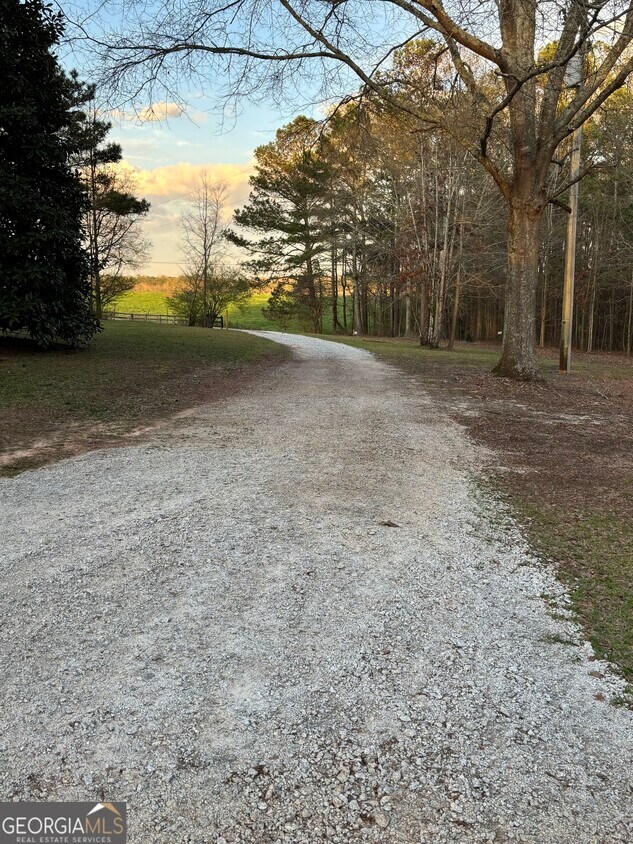 Foto del edificio - 1160 Happy Hollow Rd