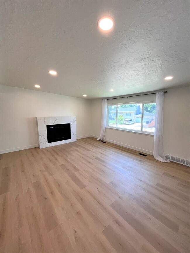Building Photo - 2 Bedroom Home in Sandy - Internet, Electr...