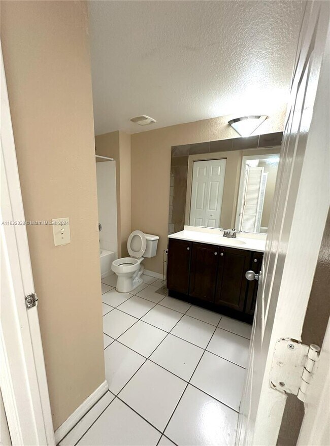 Building Photo - 2589 Centergate Dr