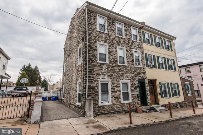 Building Photo - 135 Dupont St