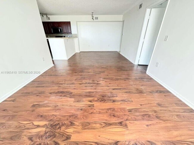 Foto del edificio - 1715 Village Blvd