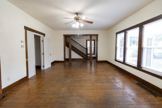 Building Photo - 6 Bedroom Home Close to Campus!