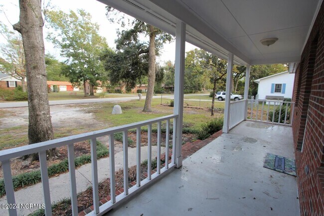 Building Photo - 208 Dolphin St