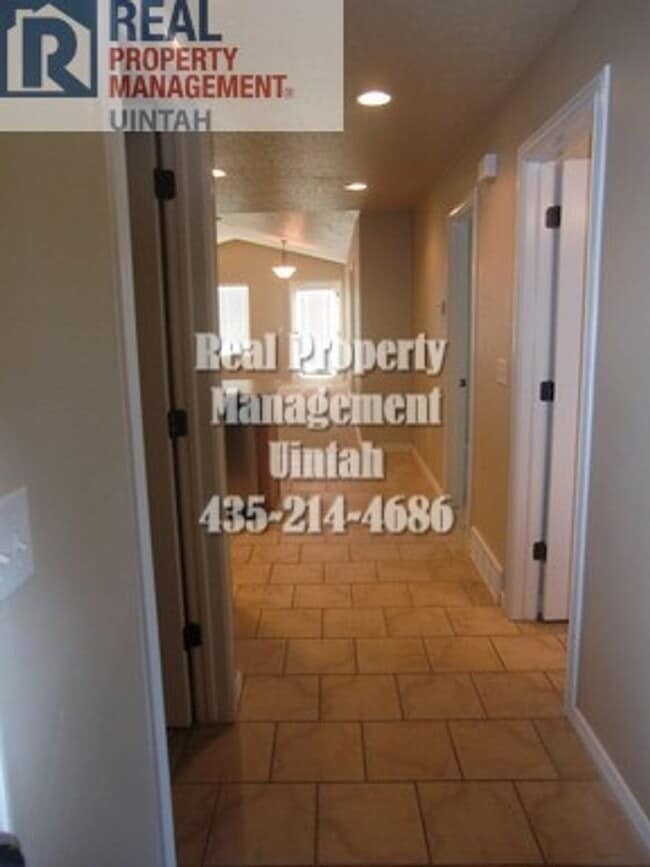 Building Photo - Legacy Meadows Twin Home