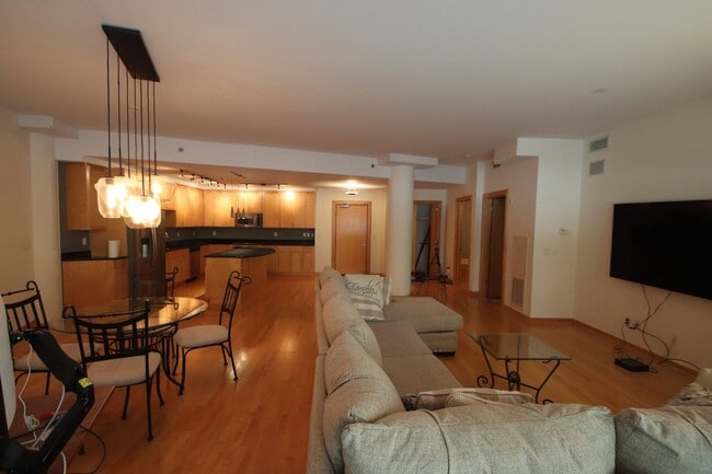 Building Photo - Trendy 1-Bedroom Loft in Rock Island Lofts...