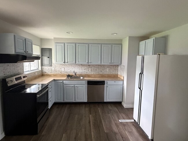 Building Photo - Updated 3 bedroom/2 Full Bath Huber Heights Ranch