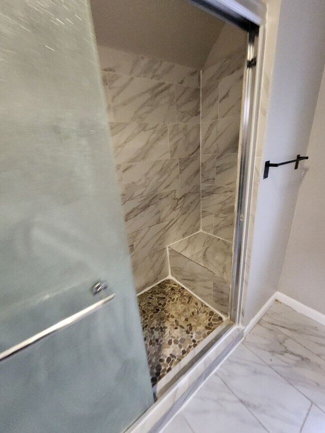 Foto del edificio - 3 Bedroom House for Rent on W 25th - MOVE IN READY AND CLEAN