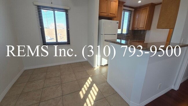 Building Photo - Refurbished Upstairs Apartment with Garage parking