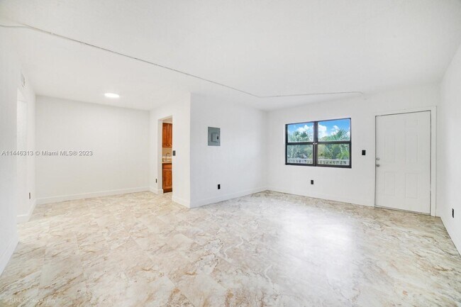 Foto del edificio - 1530 NE 136th St