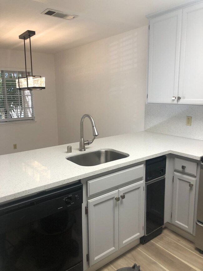 Foto del edificio - Desirable 3 Bedroom Townhouse on the Southside of Livermore
