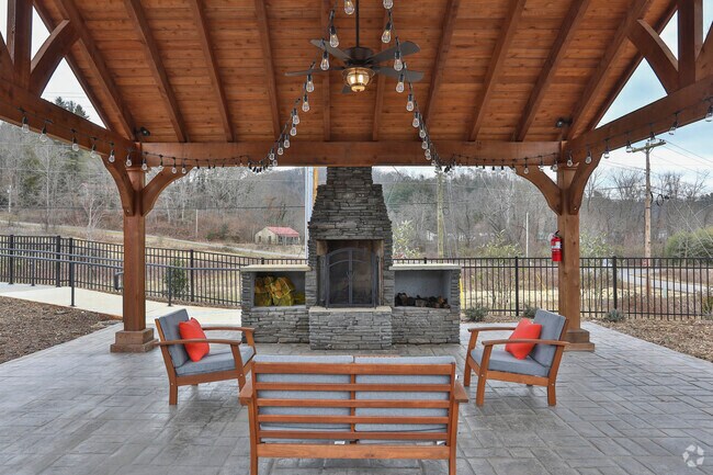 Gazebo con chimenea - Flagship Western Apartments & Townhomes