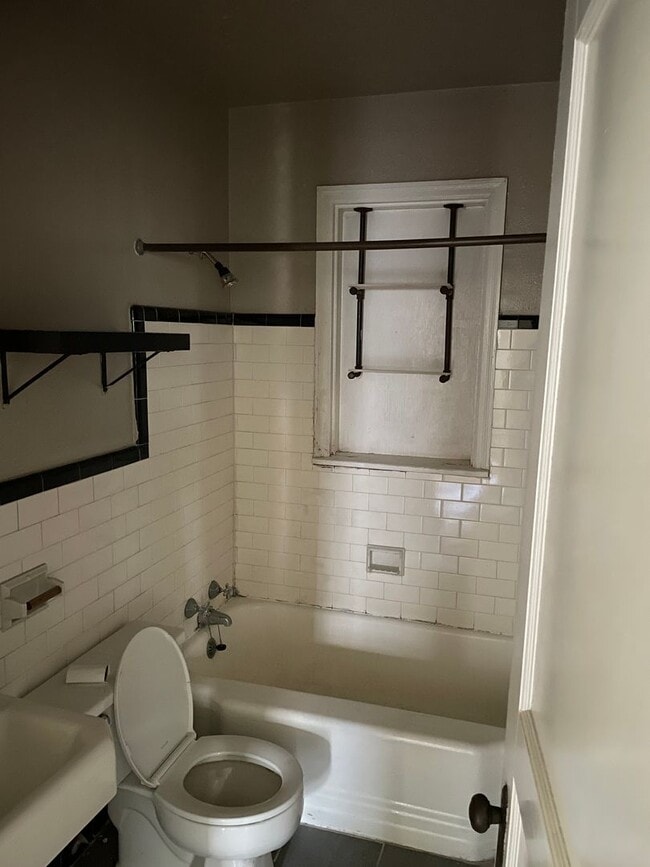 Building Photo - 2020 Courtland Pl