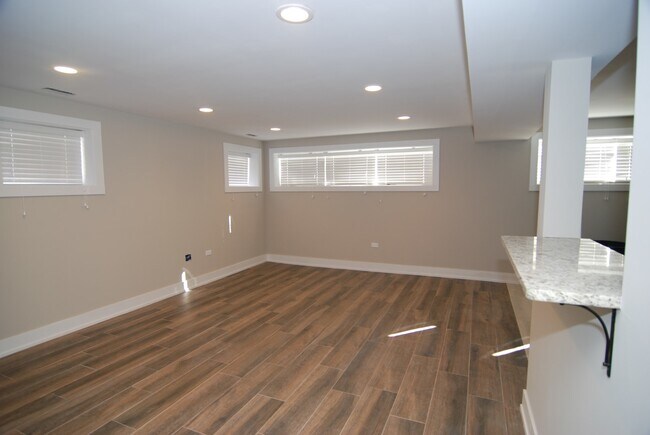 Building Photo - 6522 N Francisco Ave