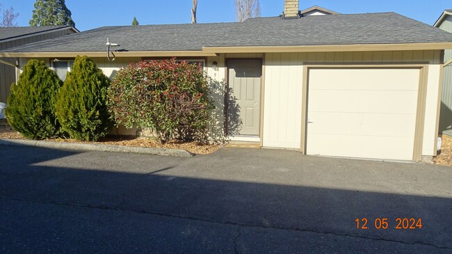 Foto del edificio - **906 NE 21st Ave, Hillsboro OR 97124**