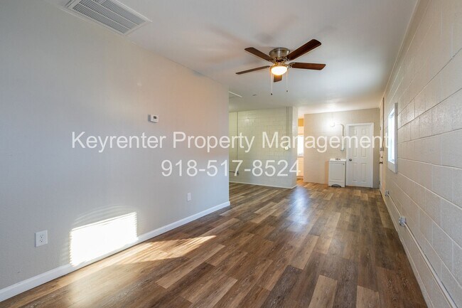 Foto del edificio - 1345 N Lewis Pl