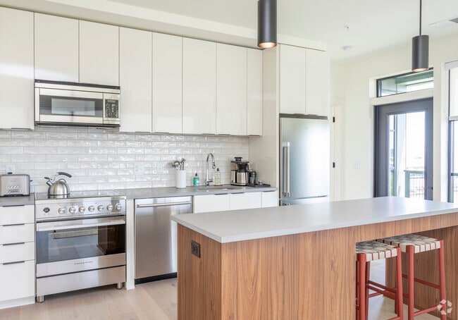 2BR, 2BA - 1085 SF - 2460 Terrapin Apartments